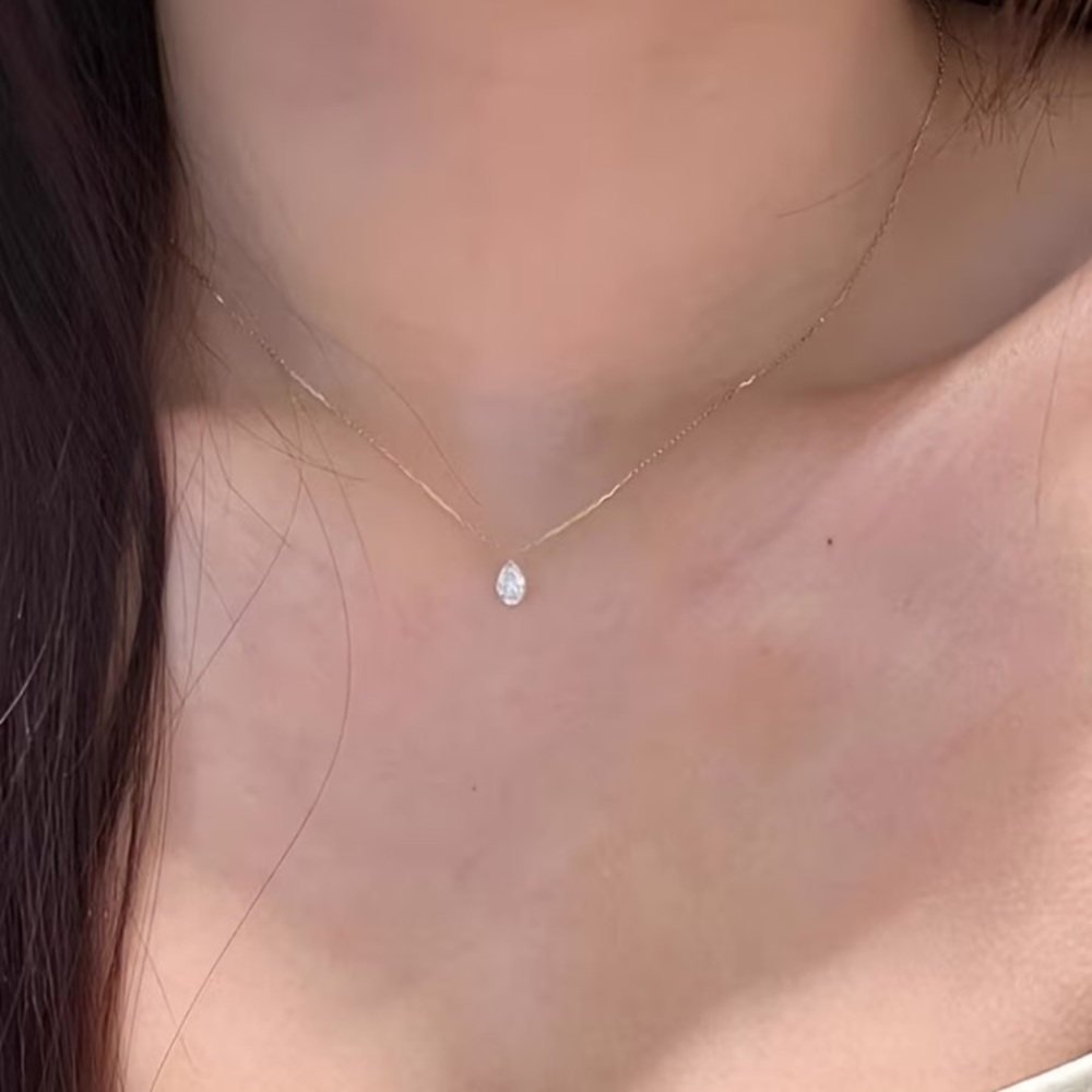 NWT🤍pendant with a crystal 🤍